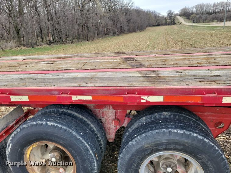 image for item EE0919 1982 Fruehauf flatbed trailer