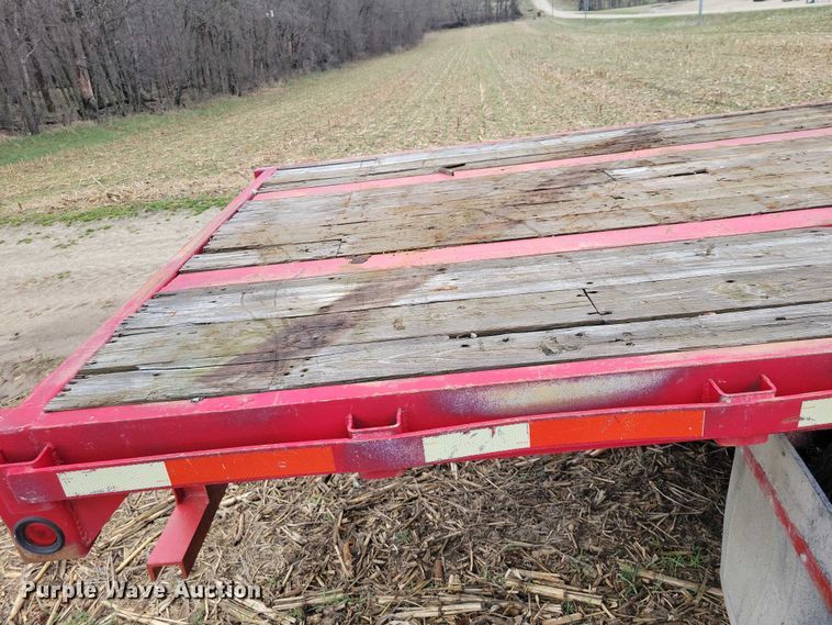 image for item EE0919 1982 Fruehauf flatbed trailer