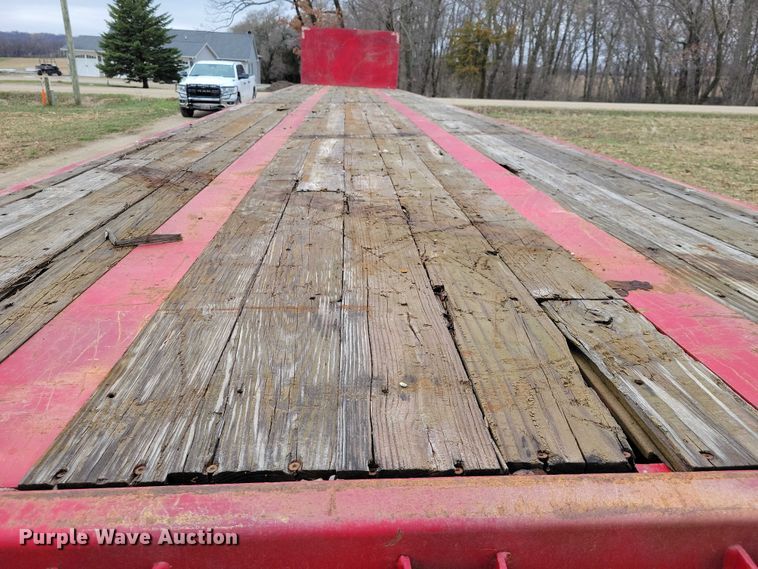 image for item EE0919 1982 Fruehauf flatbed trailer