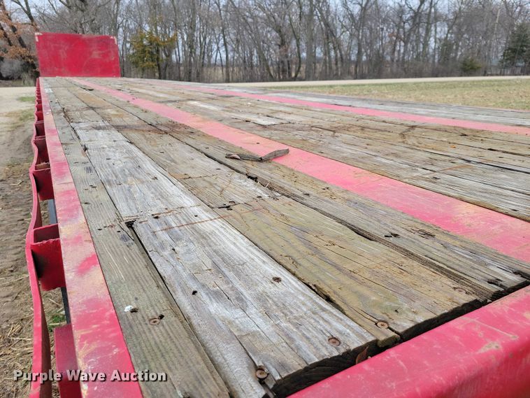 image for item EE0919 1982 Fruehauf flatbed trailer
