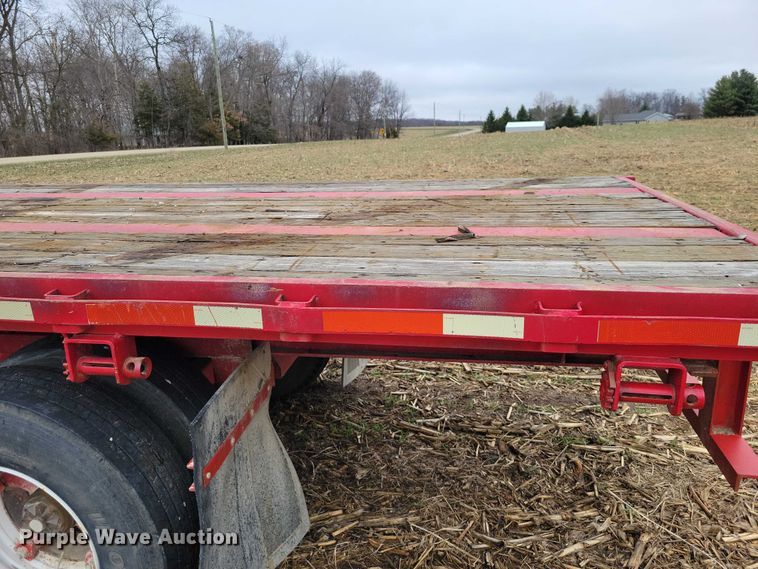 image for item EE0919 1982 Fruehauf flatbed trailer