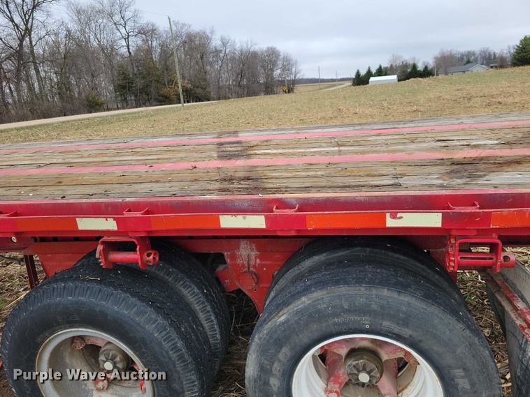 image for item EE0919 1982 Fruehauf flatbed trailer