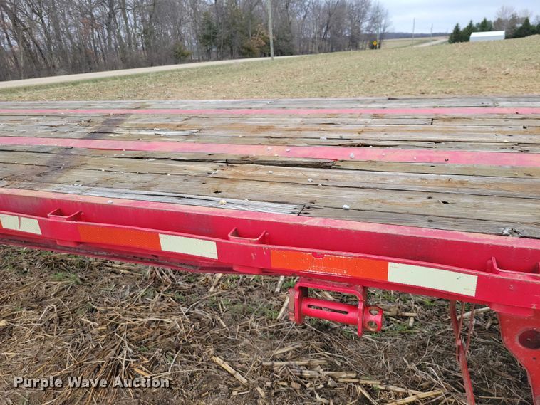 image for item EE0919 1982 Fruehauf flatbed trailer