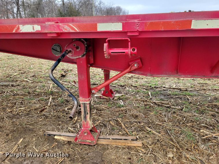 image for item EE0919 1982 Fruehauf flatbed trailer