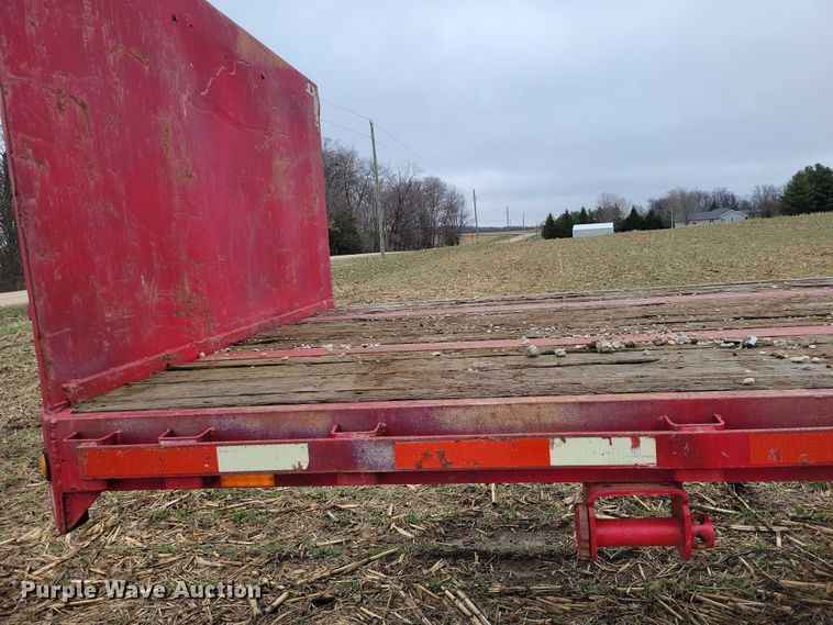 image for item EE0919 1982 Fruehauf flatbed trailer