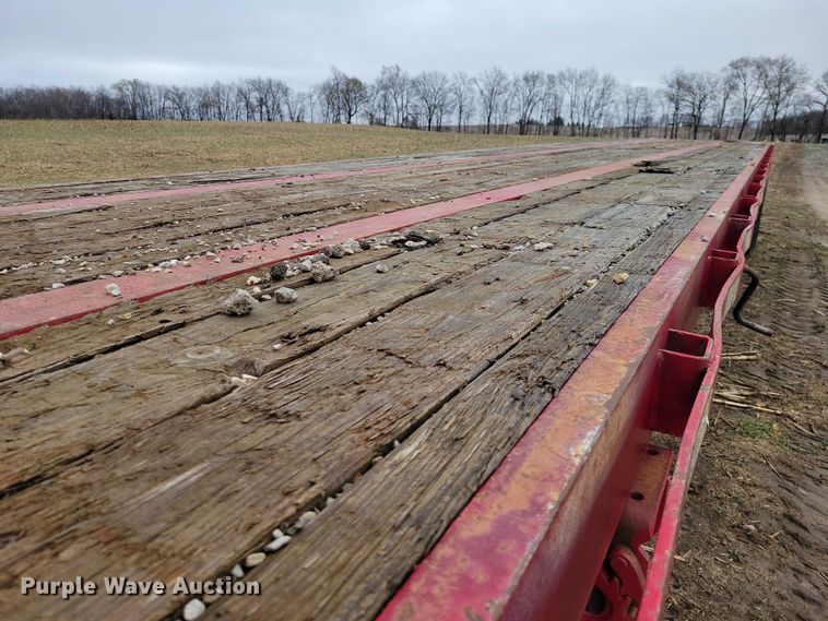 image for item EE0919 1982 Fruehauf flatbed trailer