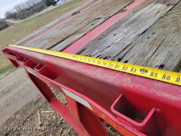 image for item EE0919 1982 Fruehauf flatbed trailer