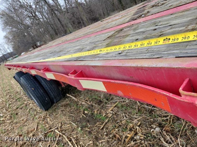 image for item EE0919 1982 Fruehauf flatbed trailer