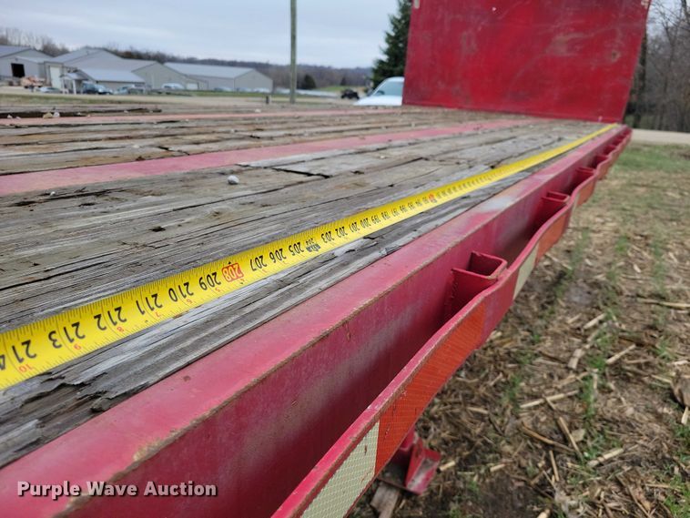 image for item EE0919 1982 Fruehauf flatbed trailer