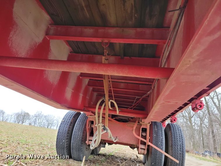 image for item EE0919 1982 Fruehauf flatbed trailer
