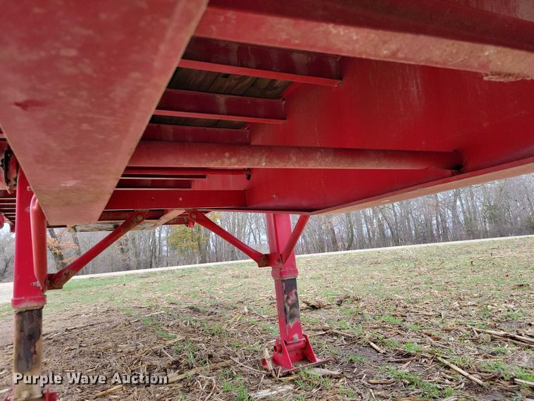 image for item EE0919 1982 Fruehauf flatbed trailer