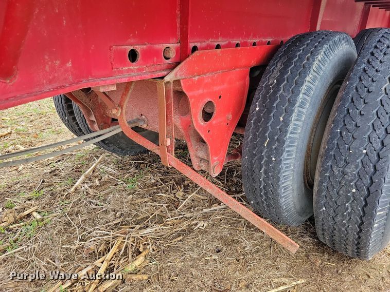 image for item EE0919 1982 Fruehauf flatbed trailer
