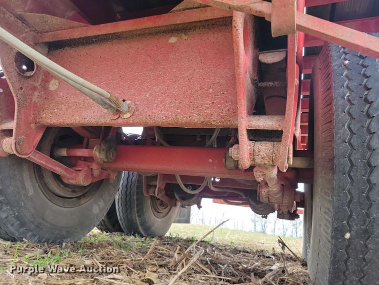 image for item EE0919 1982 Fruehauf flatbed trailer