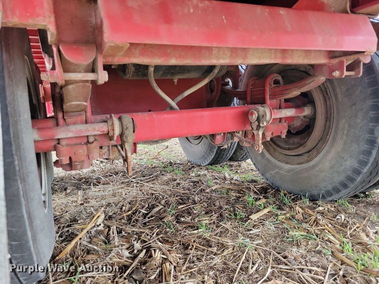image for item EE0919 1982 Fruehauf flatbed trailer