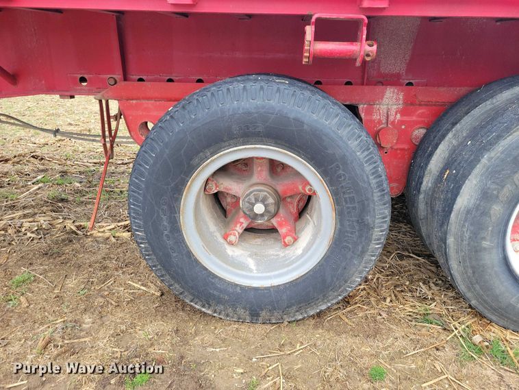 image for item EE0919 1982 Fruehauf flatbed trailer