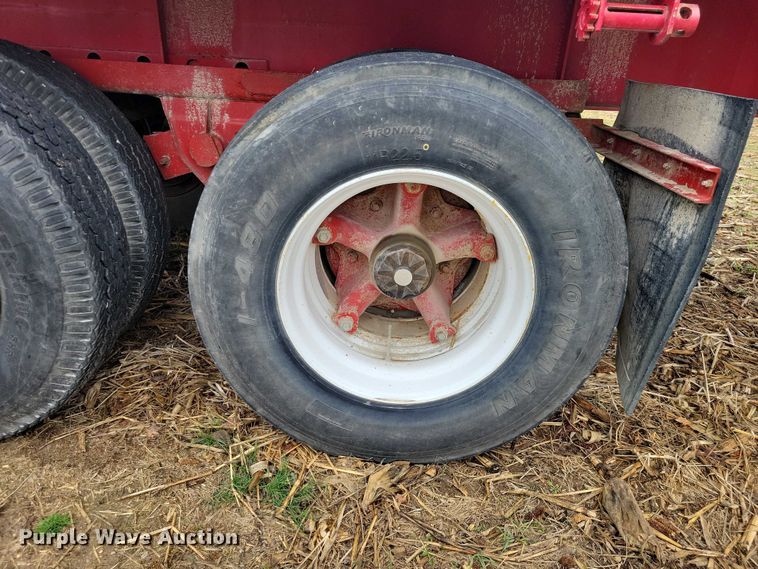 image for item EE0919 1982 Fruehauf flatbed trailer