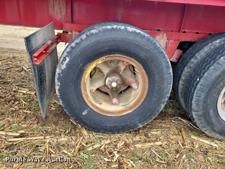 image for item EE0919 1982 Fruehauf flatbed trailer