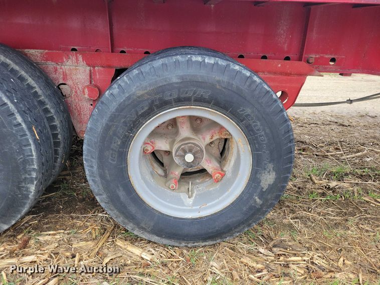 image for item EE0919 1982 Fruehauf flatbed trailer