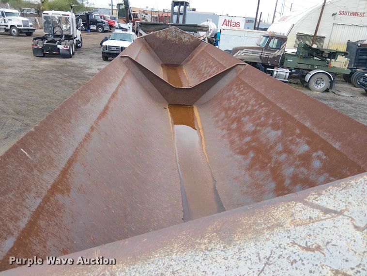 image for item EE5222 2002 Trail King Industries side dump trailer