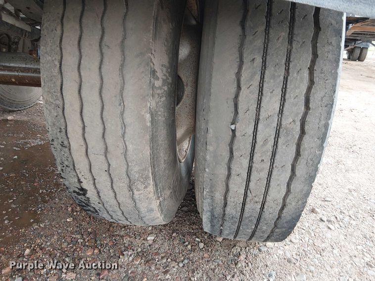 image for item EE5222 2002 Trail King Industries side dump trailer