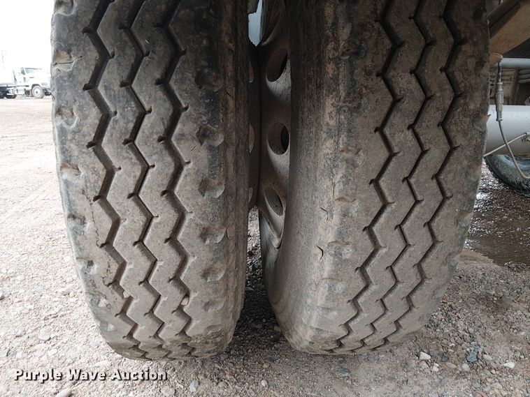 image for item EE5222 2002 Trail King Industries side dump trailer