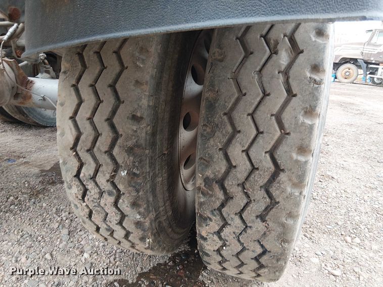 image for item EE5222 2002 Trail King Industries side dump trailer