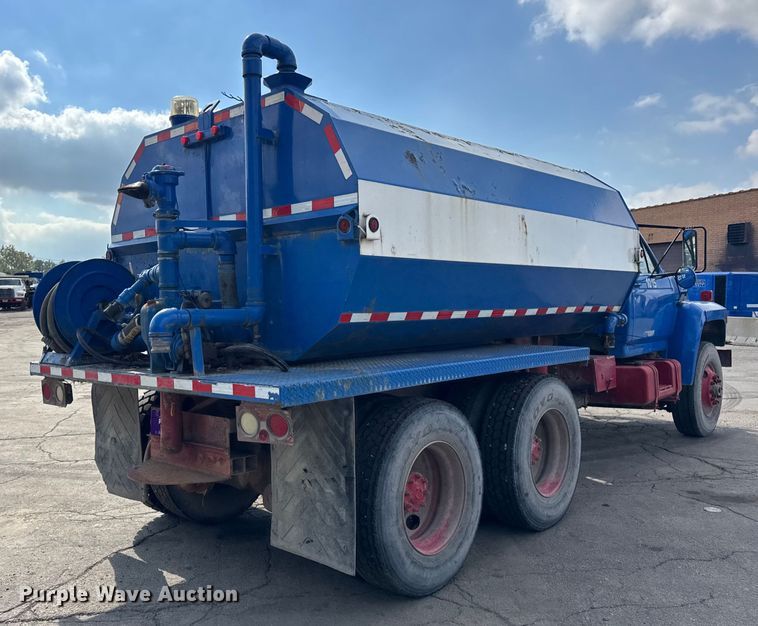 image for item EF2224 1984 Ford FT8000 water truck