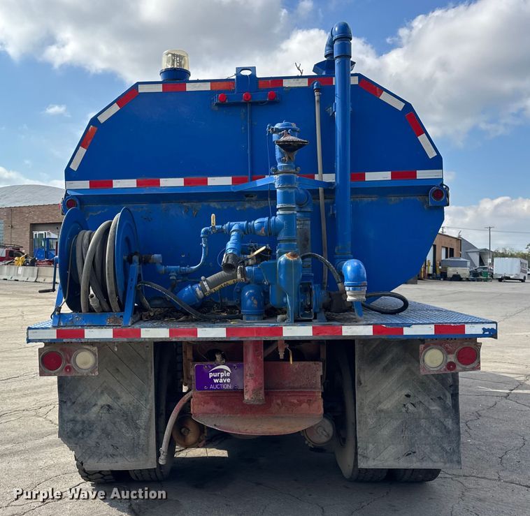 image for item EF2224 1984 Ford FT8000 water truck