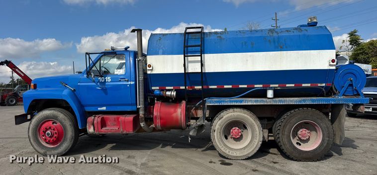 image for item EF2224 1984 Ford FT8000 water truck