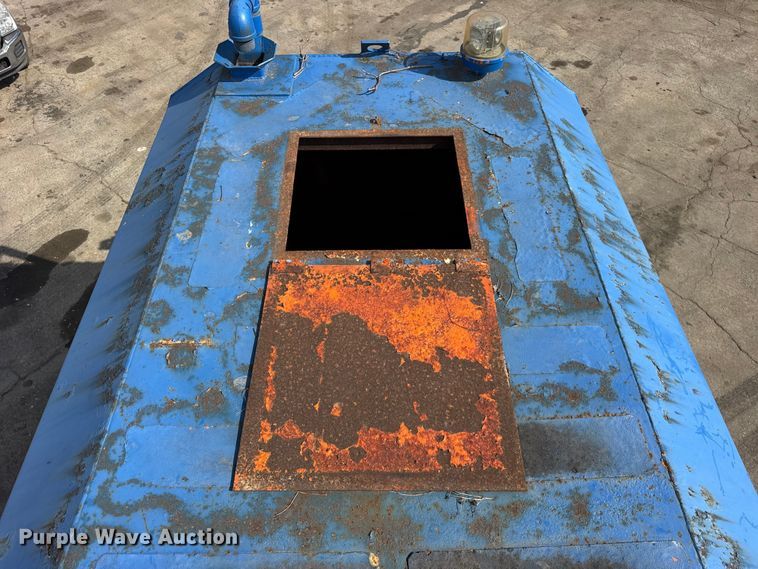 image for item EF2224 1984 Ford FT8000 water truck