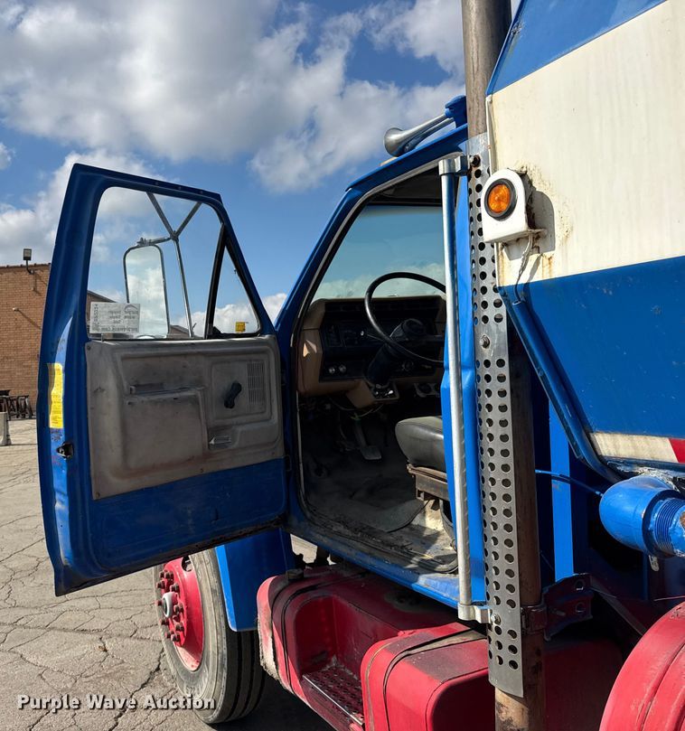 image for item EF2224 1984 Ford FT8000 water truck