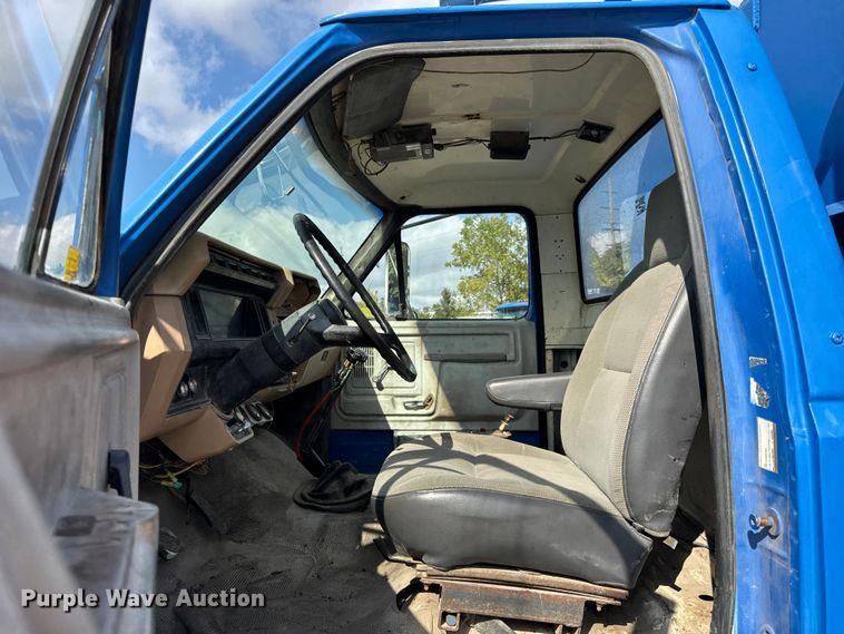 image for item EF2224 1984 Ford FT8000 water truck