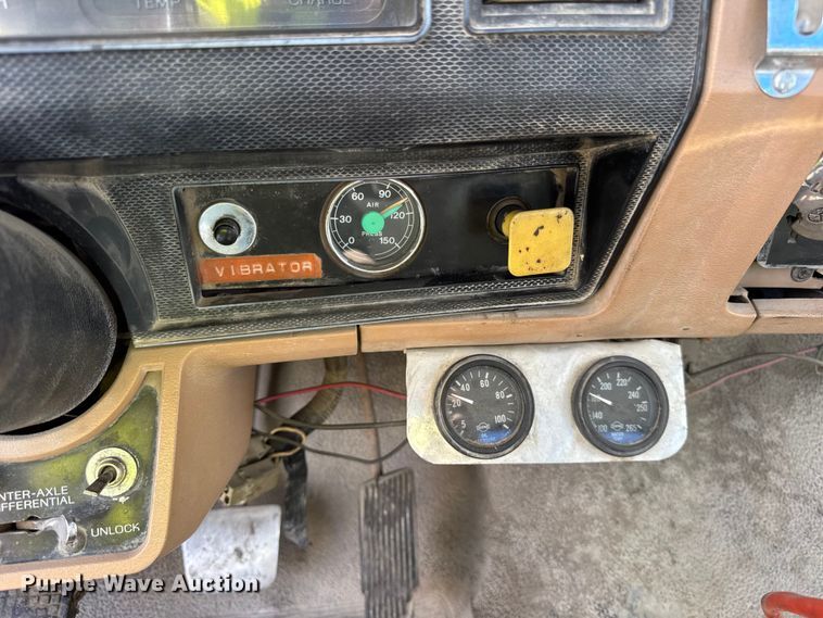 image for item EF2224 1984 Ford FT8000 water truck