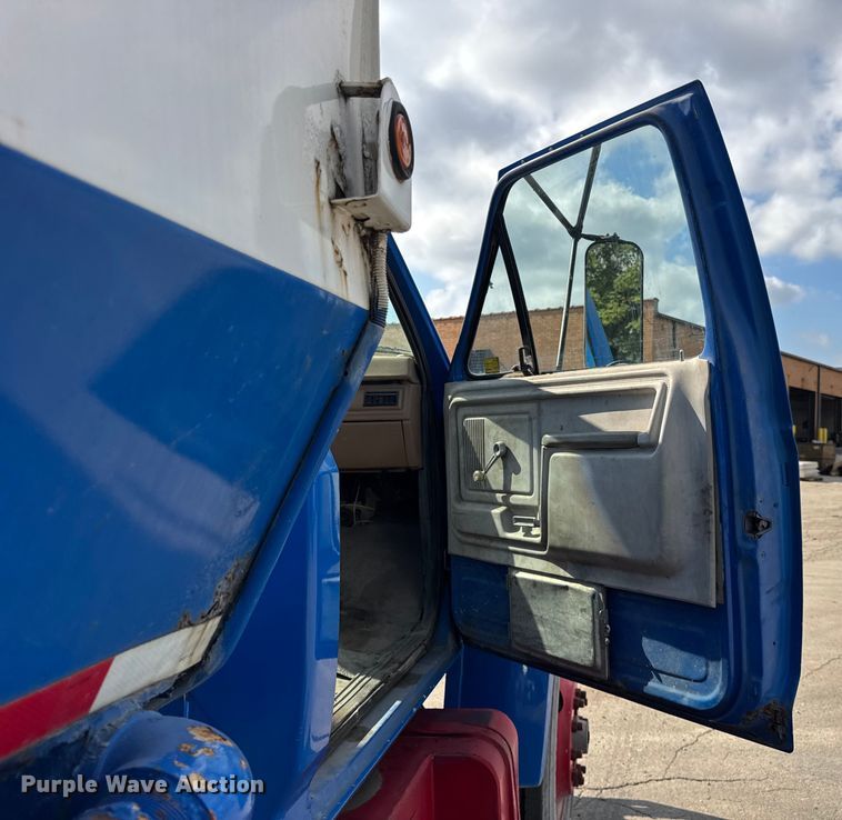 image for item EF2224 1984 Ford FT8000 water truck