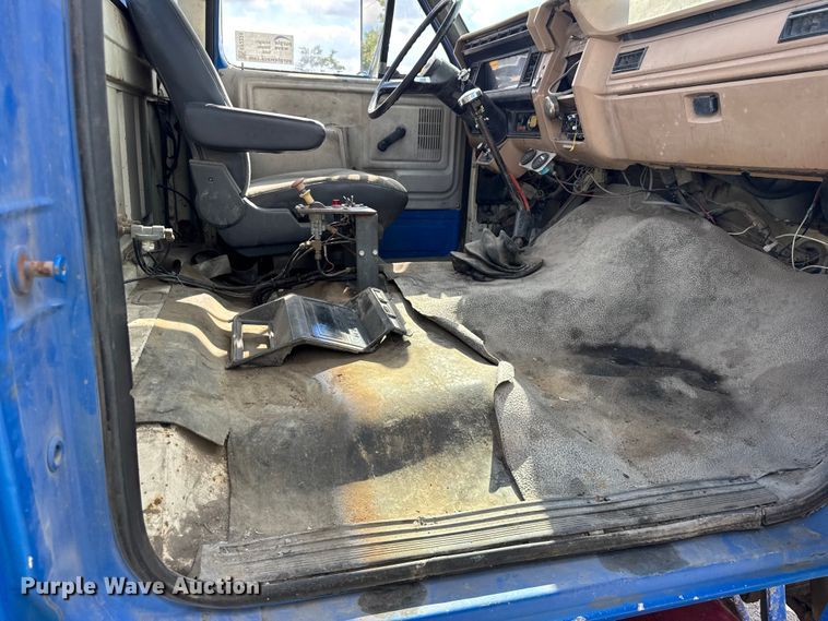 image for item EF2224 1984 Ford FT8000 water truck