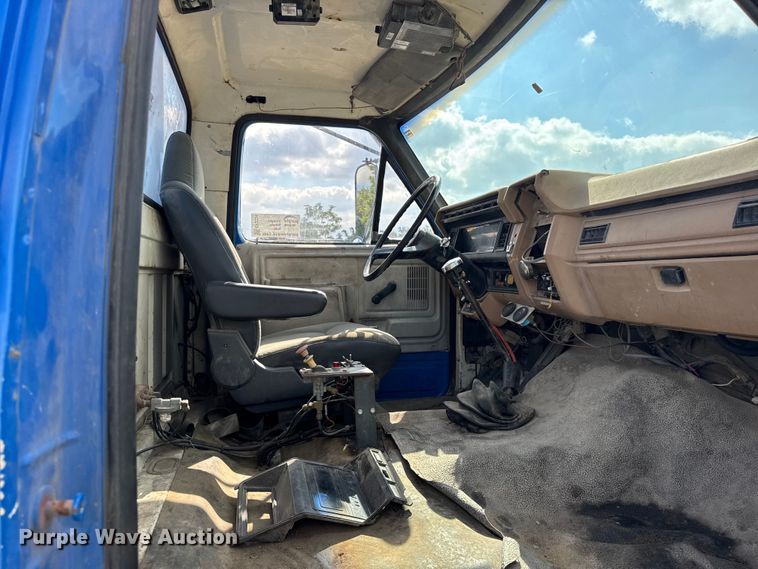 image for item EF2224 1984 Ford FT8000 water truck