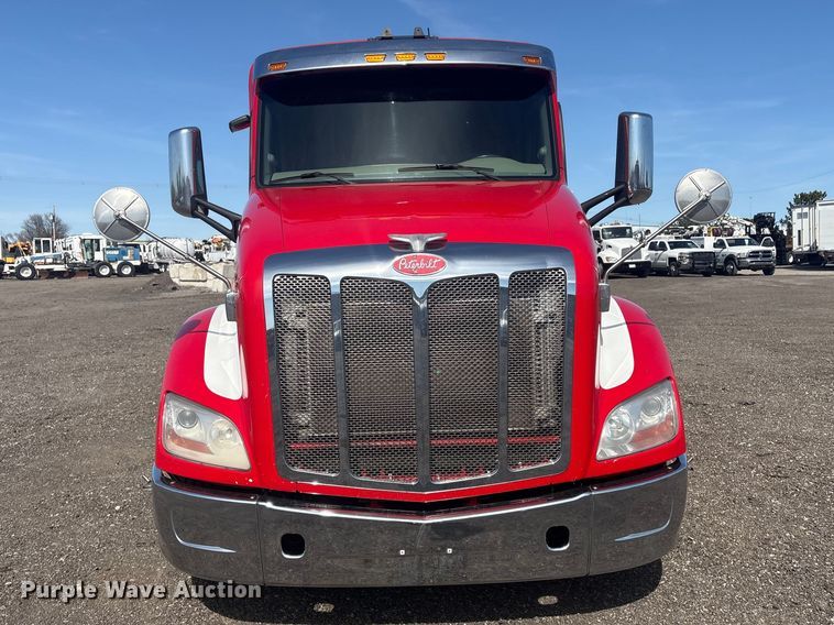 image for item EG8865 2019 Peterbilt 579 semi truck