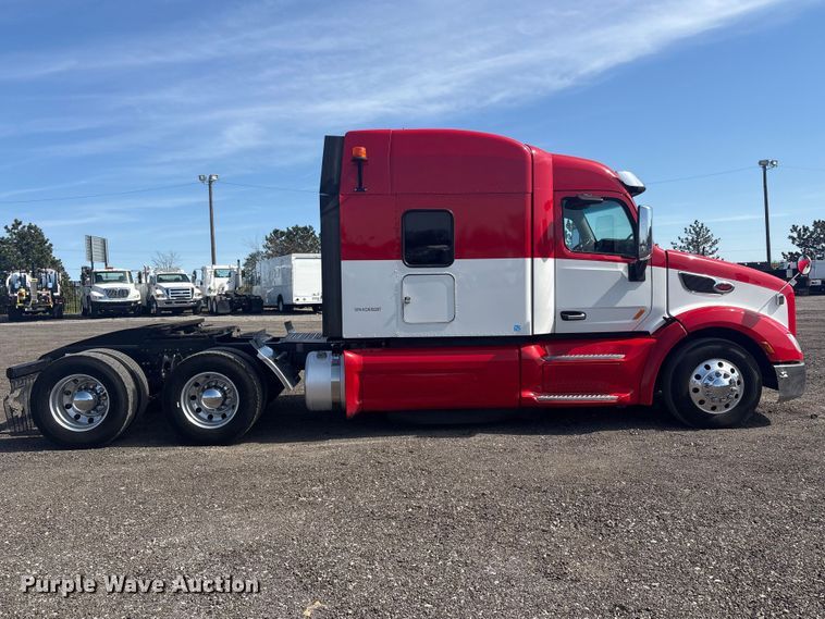 image for item EG8865 2019 Peterbilt 579 semi truck
