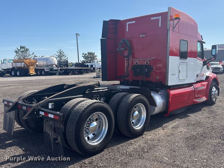 image for item EG8865 2019 Peterbilt 579 semi truck