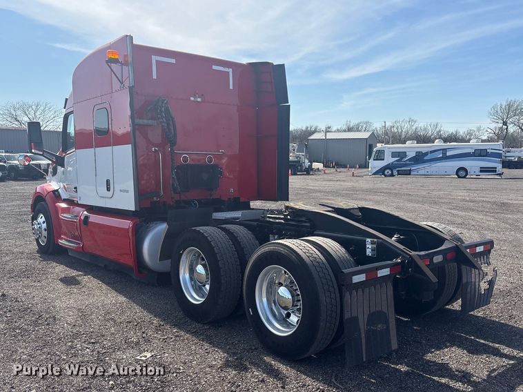 image for item EG8865 2019 Peterbilt 579 semi truck