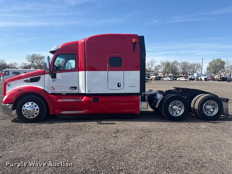 image for item EG8865 2019 Peterbilt 579 semi truck