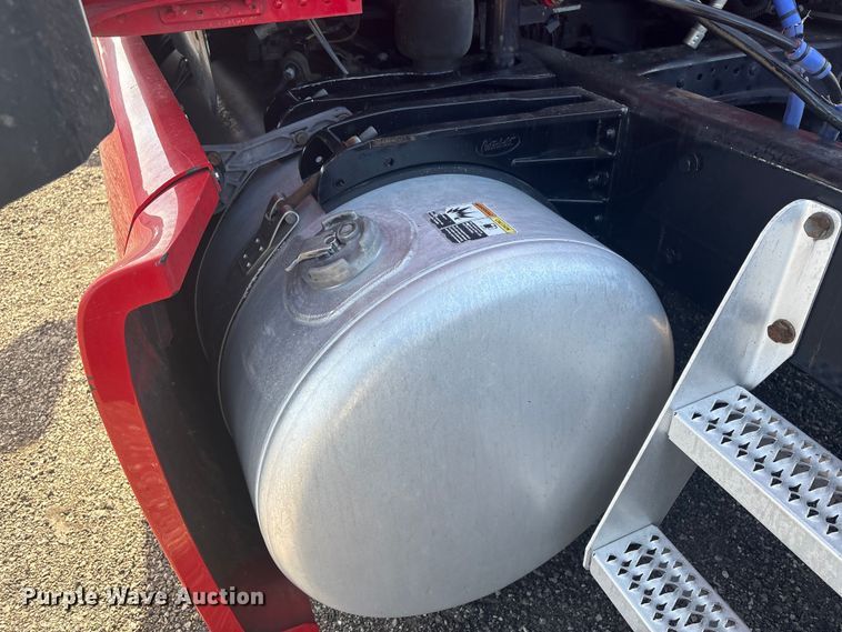 image for item EG8865 2019 Peterbilt 579 semi truck