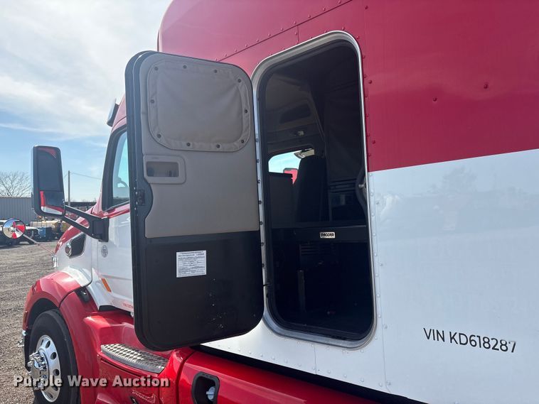 image for item EG8865 2019 Peterbilt 579 semi truck