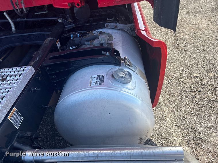 image for item EG8865 2019 Peterbilt 579 semi truck