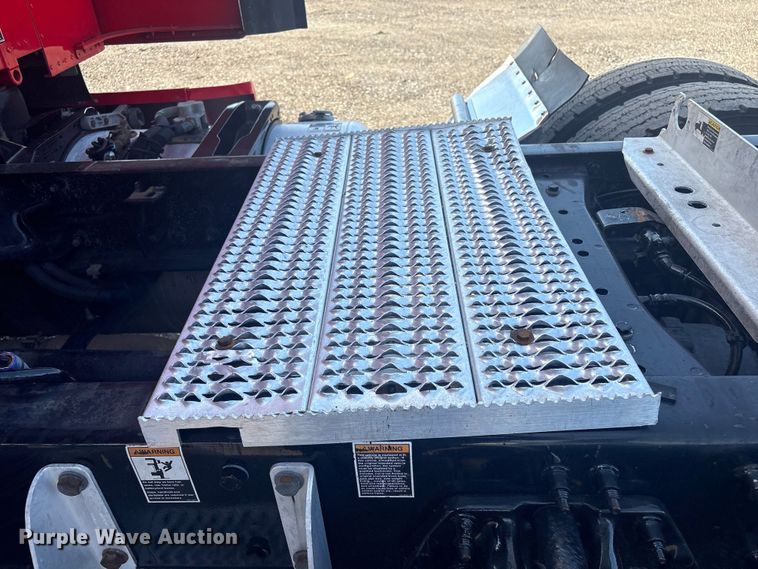 image for item EG8865 2019 Peterbilt 579 semi truck