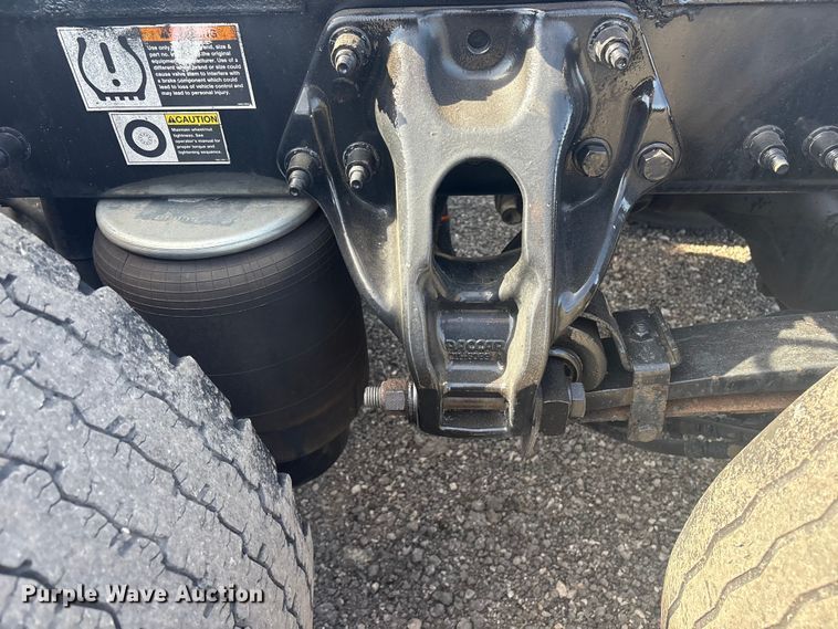 image for item EG8865 2019 Peterbilt 579 semi truck