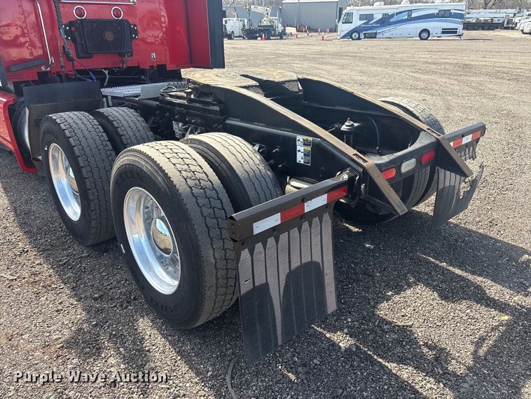 image for item EG8865 2019 Peterbilt 579 semi truck