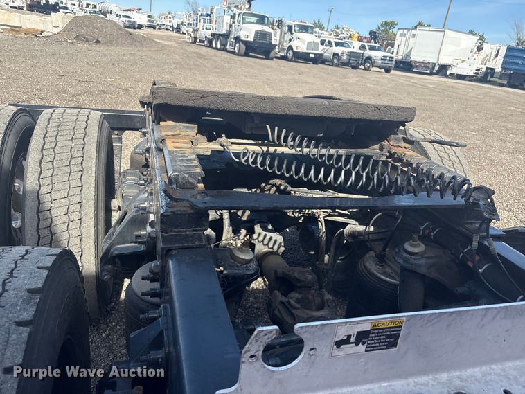 image for item EG8865 2019 Peterbilt 579 semi truck