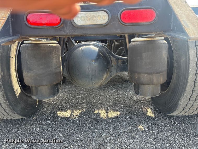 image for item EG8865 2019 Peterbilt 579 semi truck