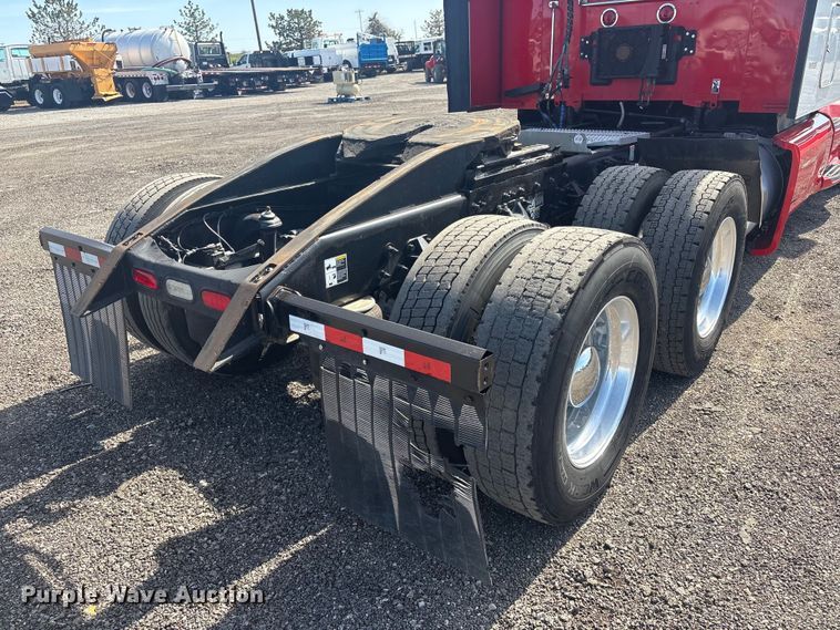 image for item EG8865 2019 Peterbilt 579 semi truck